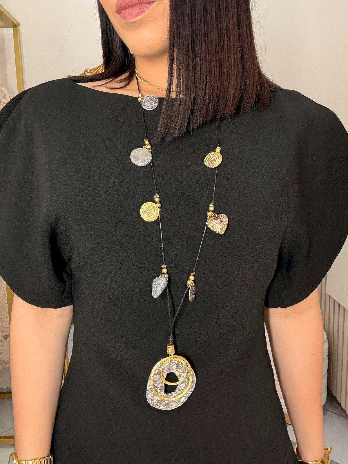 NERO MILANO” COLLAR LARGO