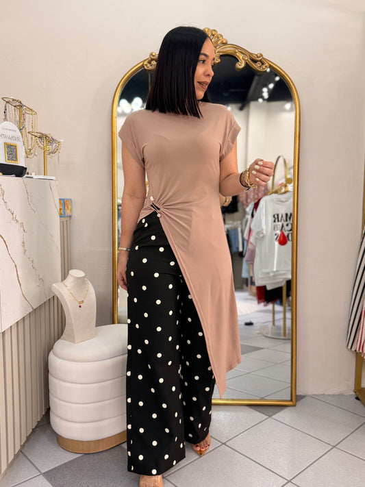 BLUSA CREMA ASIMÉTRICA